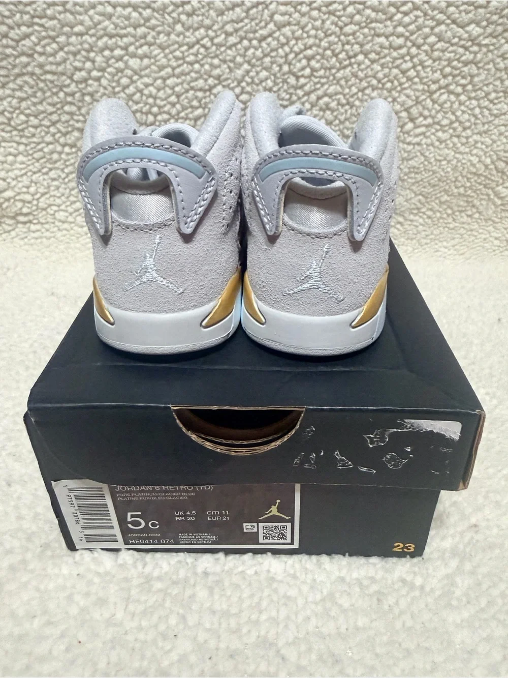 Jordan Kids' Retro 6 Sneakers - Light Gray with Gold Accent
